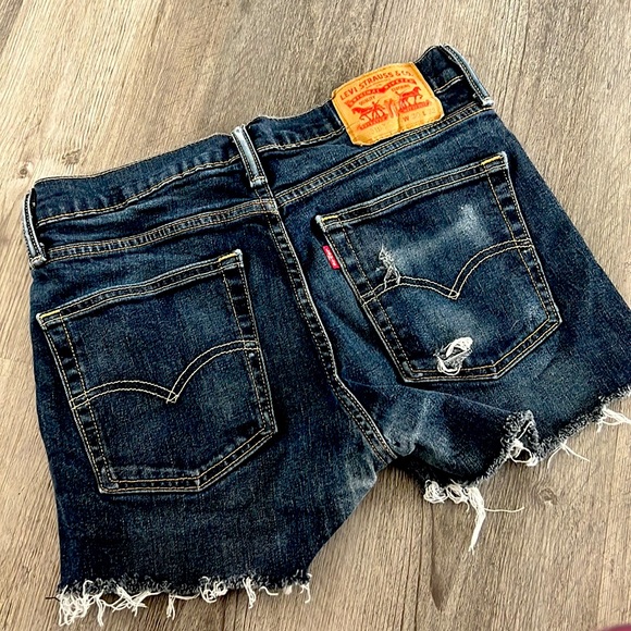 Levi’s cut off shorts. Waist size 30 for more like a 4-6 - Picture 2 of 6